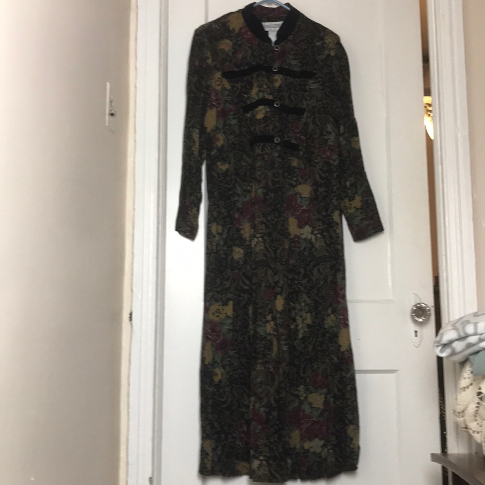 Long floral dress with pleats and velvet detail!
